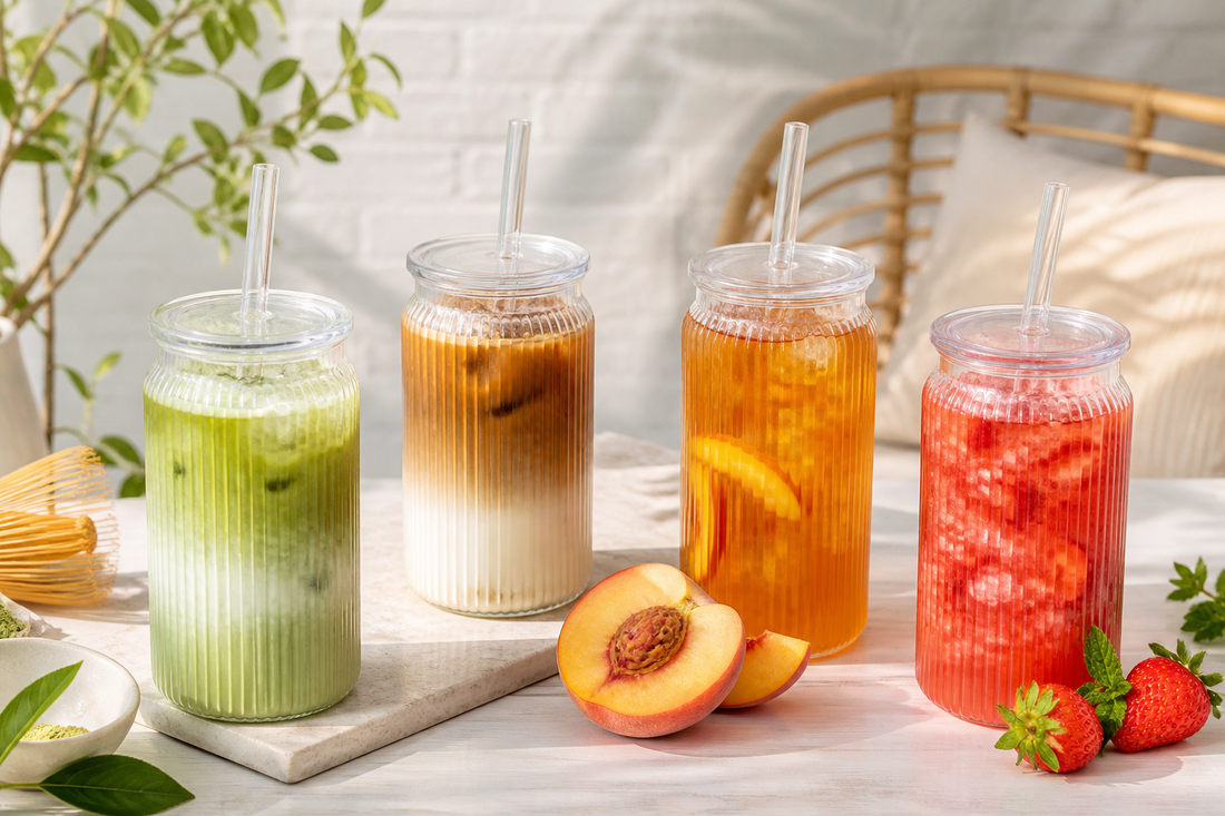Matcha frío, iced latte, té helado y mocktail servidos en vasos acanalados con tapa