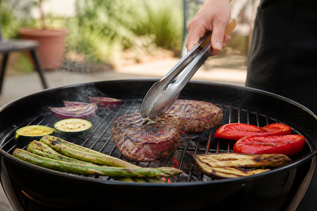 Uso correcto de pinzas para carne al dar vuelta un bistec en la parrilla