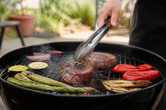 Uso correcto de pinzas para carne al dar vuelta un bistec en la parrilla
