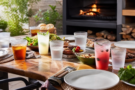 Vasos plásticos reutilizables preparados para una fiesta y un asado familiar