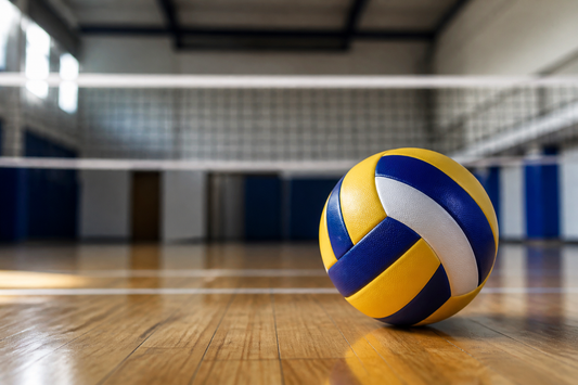 Pelota de voleibol profesional sobre cancha indoor con red al fondo