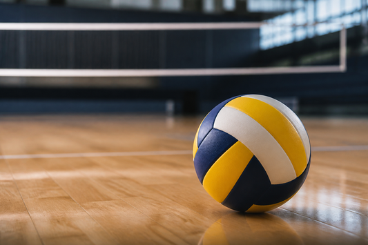 Pelota de voleibol profesional tamaño 5 sobre una cancha indoor.
