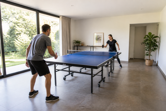 Mesa de ping pong plegable abierta en una sala con espacio para jugar