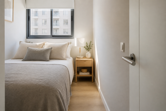 Dormitorio pequeño con un velador angosto de estilo nórdico junto a la cama