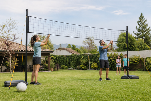 Familia instala una red portátil de vóleibol tensa y segura en un patio