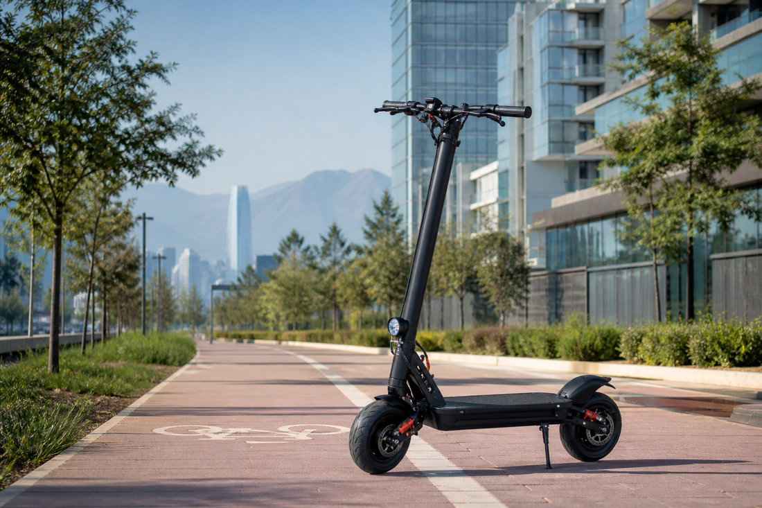 Scooter eléctrico urbano Kaabo Skywalker 10H en una ciclovía de Chile