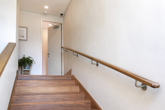 Escalera interior con pasamanos seguro, cierrapuertas hidráulico, cámara y detector de humo