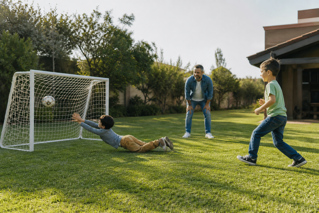Arco de fútbol para patio correctamente fijado mientras niños juegan con supervisión adulta