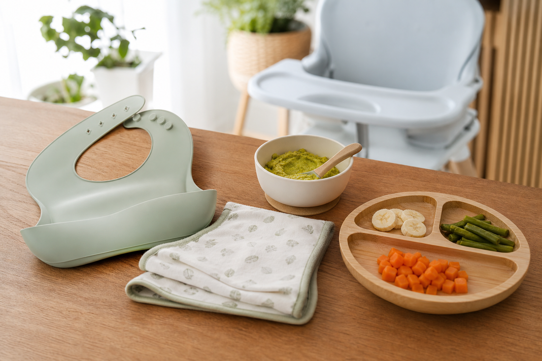 Babero de silicona y babero de tela comparados para alimentación de bebé