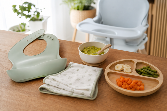 Babero de silicona y babero de tela comparados para alimentación de bebé