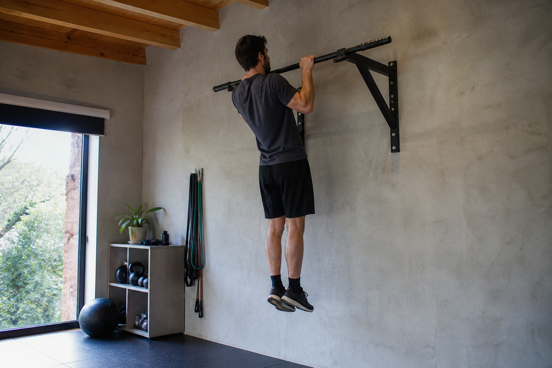 Principiante practicando una dominada controlada en una barra de entrenamiento en casa
