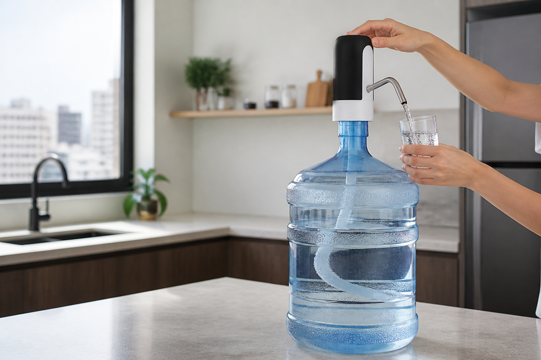 Dispensador de agua eléctrico USB instalado sobre un botellón de 20 litros en una cocina