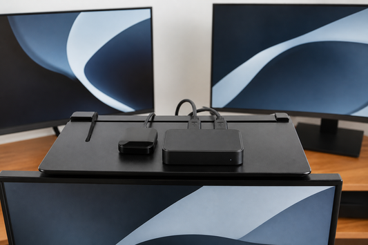 Splitter HDMI ordenado sobre repisa de monitor conectado a dos pantallas