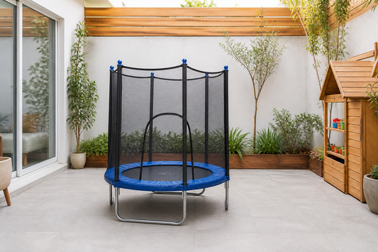 Cama elástica pequeña con red instalada en un patio con espacio libre alrededor