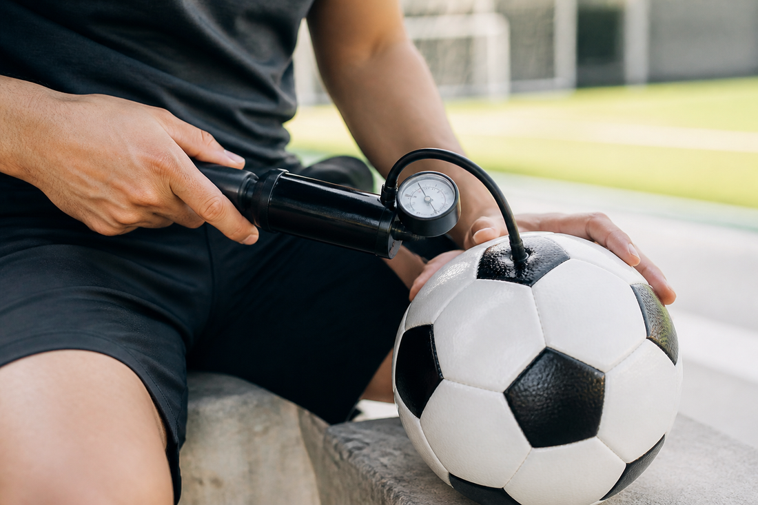 Persona inflando un balón de fútbol con una bomba y manómetro