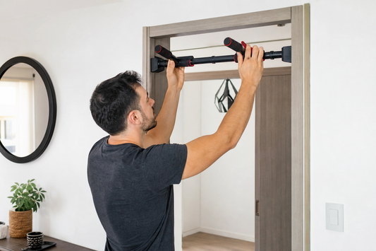 Persona revisando la seguridad de una barra de dominadas de puerta antes de entrenar en casa