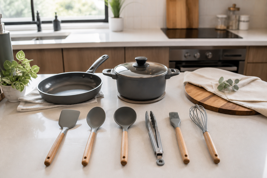 Utensilios de cocina de silicona organizados junto a sartén antiadherente para elegir un set útil