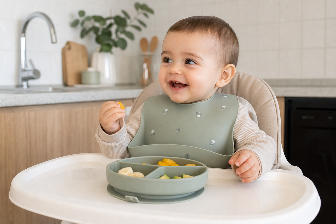 Guagua usando plato de silicona con ventosa en silla de comer durante alimentación complementaria