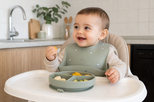 Guagua usando plato de silicona con ventosa en silla de comer durante alimentación complementaria