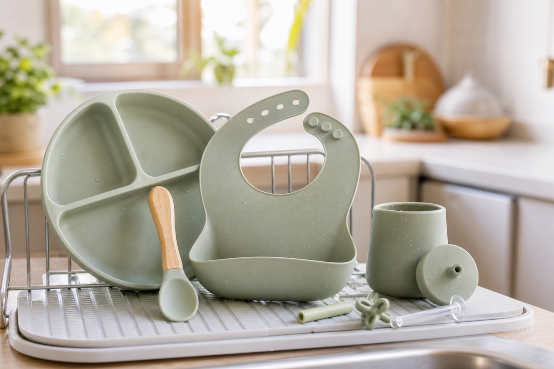 Utensilios de silicona de bebé limpios y desarmados secándose al aire en la cocina