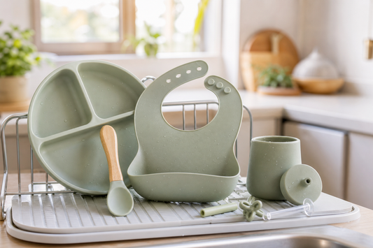Utensilios de silicona de bebé limpios y desarmados secándose al aire en la cocina