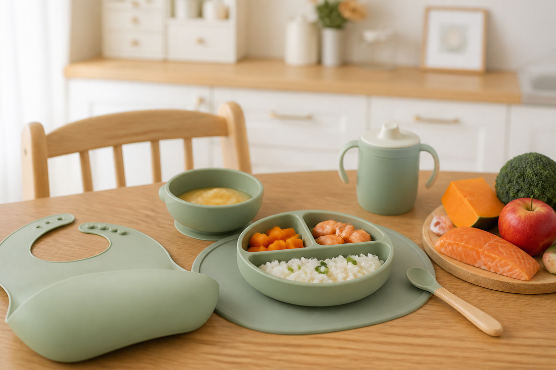 Utensilios de silicona grado alimentario para bebé sobre una mesa de alimentación complementaria