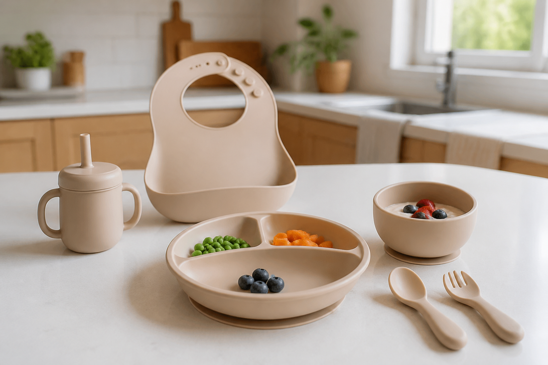 Utensilios de alimentación para guagua de 6, 9 y 12 meses sobre una mesa