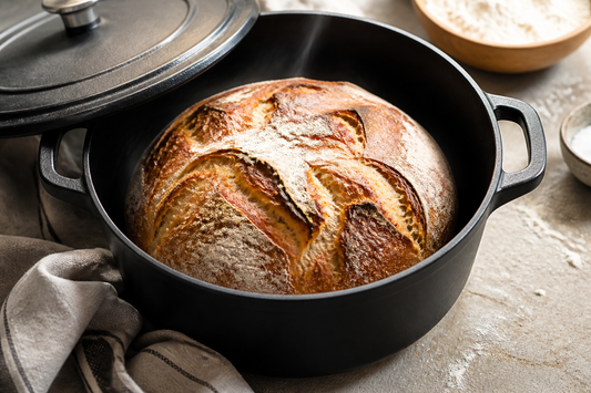 Pan artesanal con corteza crujiente dentro de un dutch oven de hierro fundido