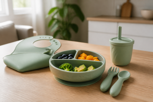 Set de alimentación de silicona para bebé con plato de dinosaurio, babero, vaso y cubiertos