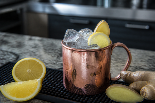 Moscow Mule con hielo servido en un mug metálico de terminación cobriza.