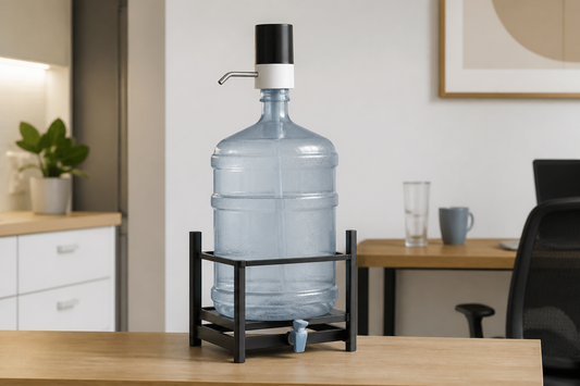 Dispensador eléctrico con bomba USB sobre estante para botellón de 20 litros en una cocina moderna