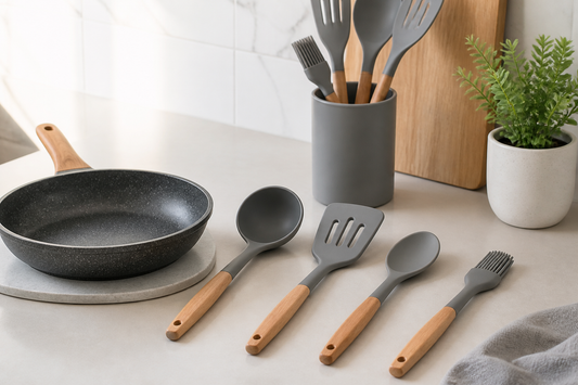 Utensilios de silicona grado alimentario junto a una sartén en una cocina moderna