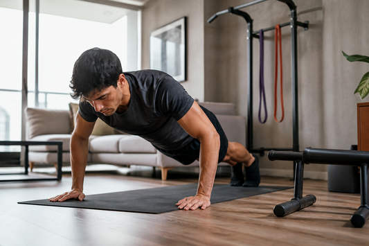 Persona entrenando calistenia en casa para ganar músculo con sobrecarga progresiva