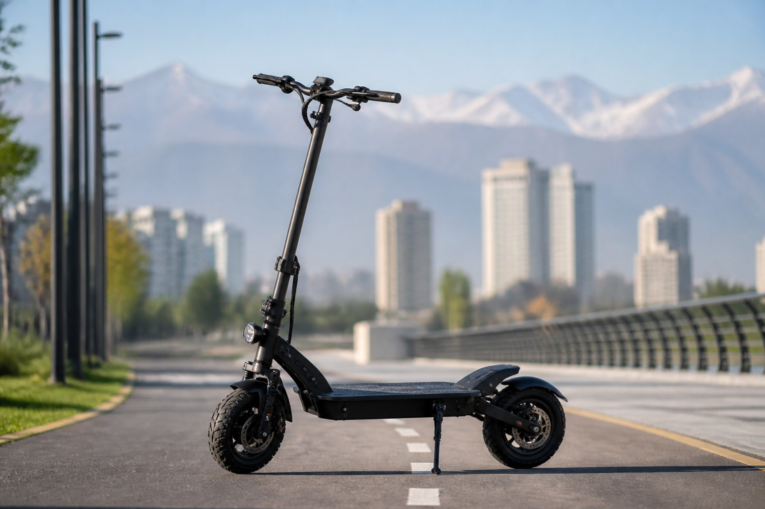 Scooter eléctrico potente en ciclovía urbana en Chile