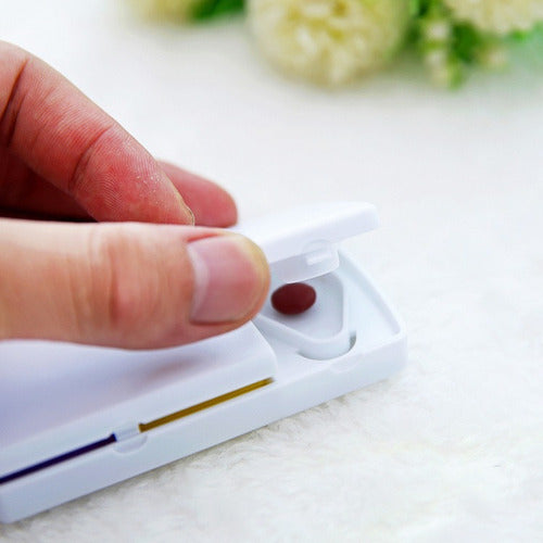 Pastillero Con Cortador De Pastillas - Dos Contenedores.. Blanco