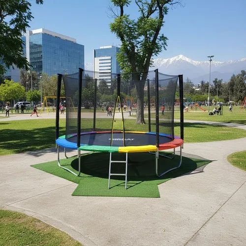 Cama elástica exterior con lona de salto negra y estructura metálica