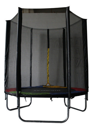 Detalle de trampolín infantil con malla exterior y postes
