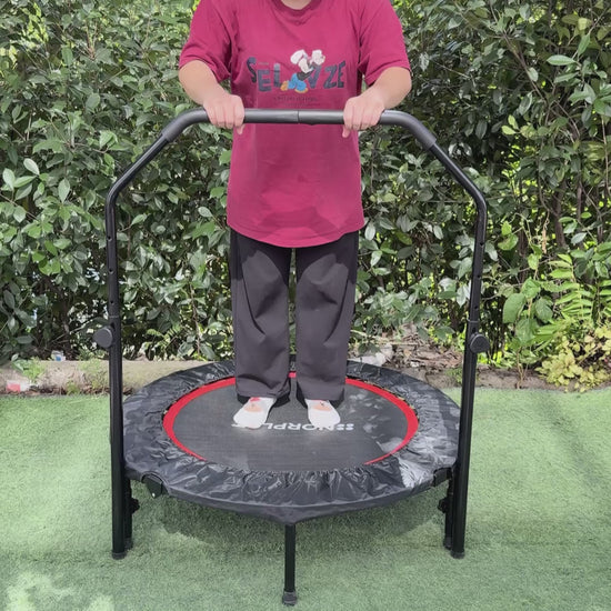 Mujer saltando en un Trampolin Fitness Norplat 100cm negro