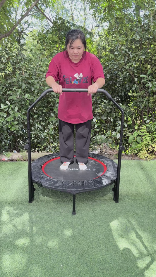 Mujer saltando en un Trampolin Fitness Norplat 100cm negro